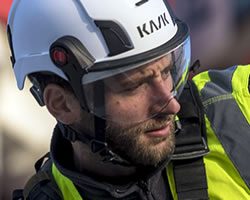 Man met Kask-helm